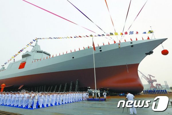 중국 인민해방군이 첫 차세대 구축함 '055형'을 진수시키고 있다. (인민해방군 제공) © News1