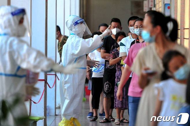 13일(현지시간) 중국 푸젠성 푸톈에 마련된 코로나19 검사소에서 주민들이 핵산 검사를 받기 위해 줄을 서 있다. © AFP=뉴스1 © News1 우동명 기자