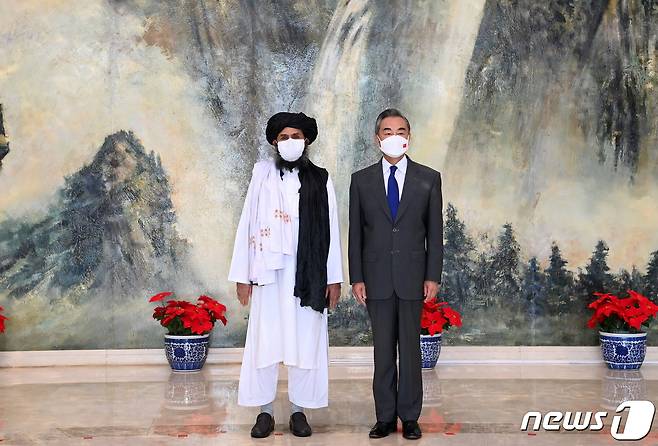 왕이 중국 외교부장이 지난 7월28일 탈레반의 2인자로 알려진 물라 압둘 가니 바라다르와 톈진에서 회담을 갖고 있다. © 로이터=뉴스1 © News1 박형기 기자