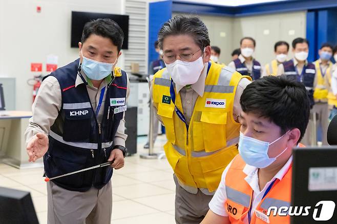 바라카 원전 건설현장을 방문한 정승일 한전 사장(가운데). © News1