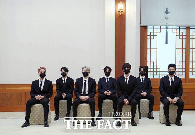 BTS가 14일 오전 청와대에서 열린 미래세대와 문화를 위한 대통령 특별사절 임명장 수여식에서 문재인 대통령으로부터 임명장을 수여받기 전 자리에 착석해 있다. 왼쪽부터 BTS 제이홉, 정국, 슈가, 뷔, 진, 지민, RM. /청와대 제공