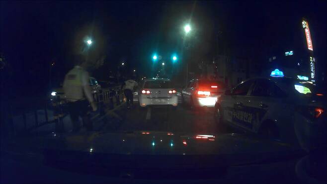 경찰의 정지명령에 불응하고 도주하는 차량. /부산경찰청
