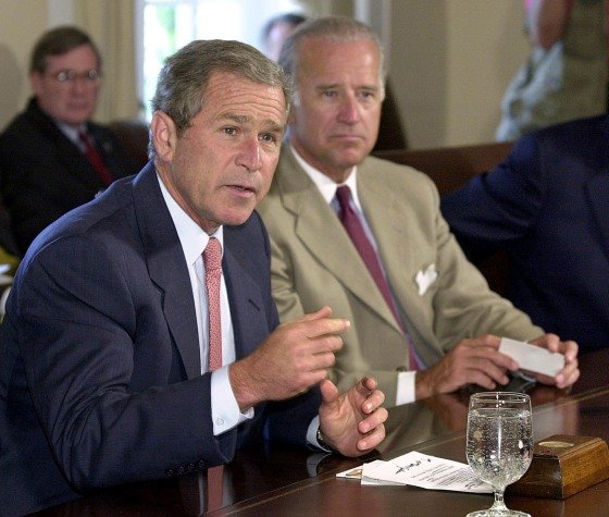 2000년대 초 상원 외교위원장을 지내며 조지 W 부시 대통령(왼쪽)과 평소 접할 기회가 많았던 바이든 의원(오른쪽). 2001년 5월 백악관에서 부시 대통령과 회의하는 모습이다. NBC뉴스