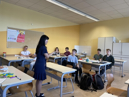 독일 고등학교 중 한국어를 정규과목으로 처음 채택한 카롤리눔 김나지움의 한국어 수업시간. 고영인 교사가 학생들을 지도하고 있다.   노이슈트렐리츠=연합뉴스