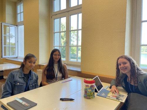 독일 고등학교 중 한국어를 정규과목으로 처음 채택한 카롤리눔 김나지움의 한국어 수업시간. 왼쪽부터 방탄소년단(BTS) 팬인 쥴리와 아멜리, 나브리드. 노이슈트렐리츠=연합뉴스