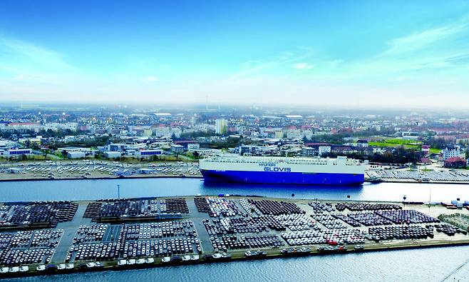 선적을 위해 대기 중인 자동차 운반선.