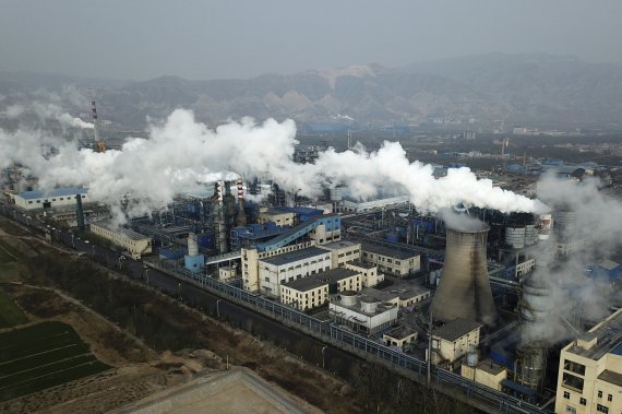 2019년 11월28일(현지시간) 중국 산시성 허진에 있는 석탄 가공 공장에서 연기가 피어오르고 있다. /사진=뉴시스