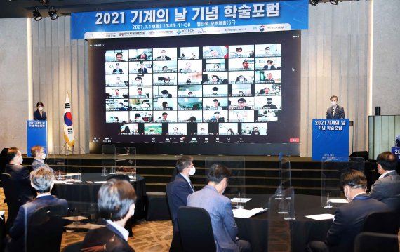 박진규 산업통상자원부 제1차관이 14일 서울 양재동 엘타워에서 열린 '2021 기계의 날 기념 학술포럼' 에서 축사를 하고 있다. 한국기계산업진흥회 제공