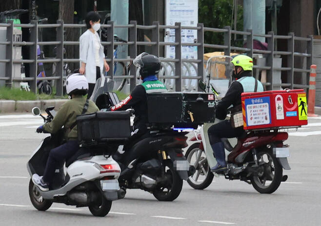 지난 1일 오후 서울 시내에서 배달 라이더들이 오토바이를 타고 이동하고 있다. 연합뉴스