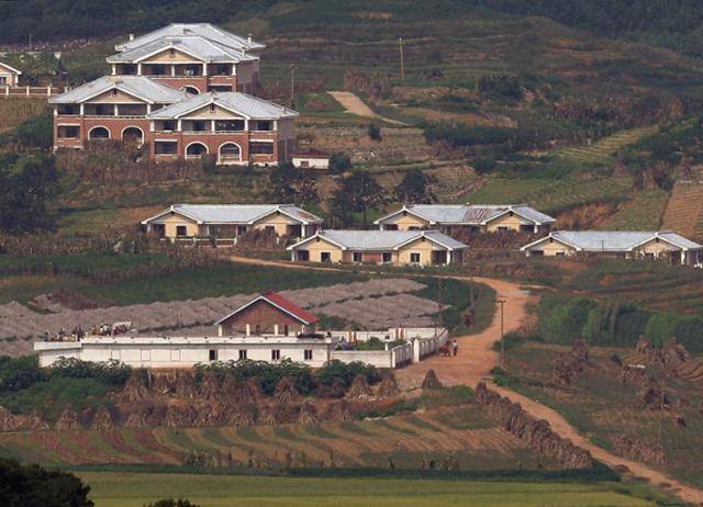 북한이 장거리 순항미사일 발사에 성공했다고 밝힌 13일 경기 파주시에서 바라본 북한 황해북도 개풍군 마을. 뉴스1