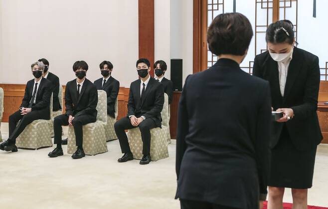 그룹 BTS 멤버들이 청와대 관계자들의 임명장 수여식 시범을 지켜보고 있다. 김성룡 기자