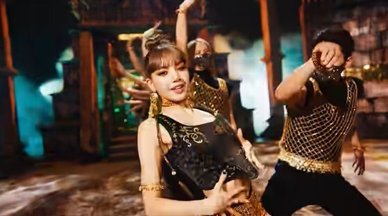 블랙핑크 멤버 리사의 솔로곡 'LALISA' 뮤직비디오 중 한 장면. 유튜브 캡처