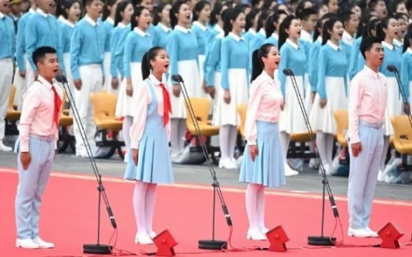 펑린(오른쪽 두번째)이 지난 지난 7월1일 천안문 광장에서 열린 중국공산당 창당 100주년 헌사를 선창하고 있다. /사진=펑린 웨이보
