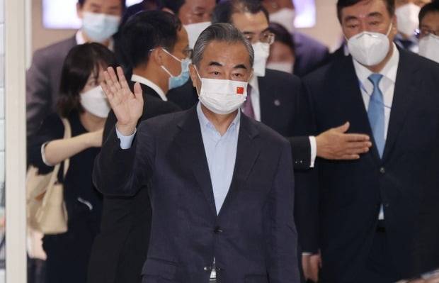 왕이 중국 외교담당 국무위원 겸 외교부장이 14일 오후 인천국제공항 제2여객터미널로 입국하며 인사하고 있다. /사진=연합뉴스