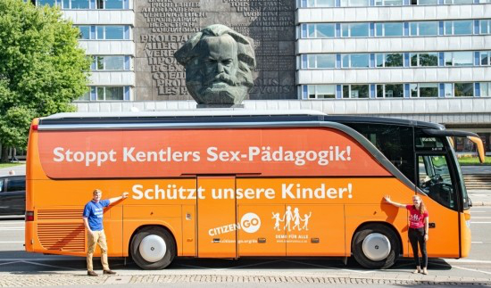 독일의 대표적 시민운동 ‘모든 사람을 위한 데모’가 “켄틀러의 성교육을 중단하라. 우리 아이들을 보호하자”라는 문구가 적힌 차량을 통해 독일 성교육의 교황이라 불리는 헬무트 켄틀러를 비판하고 있다.  ‘모든 사람을 위한 데모’ 홈페이지
