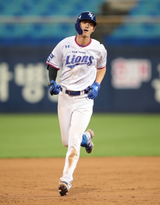 박해민의 부상으로 리드오프로 나선 구자욱이 18호 홈런을 날린 뒤 홈으로 들어오고 있다.[삼성 라이온즈]