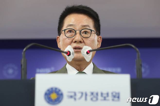 (서울=뉴스1) 송원영 기자 = 박지원 국가정보원장이 27일 서울 종로구 정부서울청사 브리핑실에서 개인과 단체에 대한 국정원의 사찰 종식 선언 및 과거 불법 사찰에 대해 대국민 사과 기자회견을 하고 있다. 이는 지난달 24일 국회를 통과한 국가정보기관 불법 사찰 진상규명과 재발 방지 촉구 결의안에 따른 것이다. 2021.8.27/뉴스1