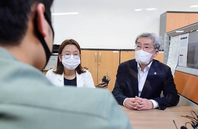 고승범 금융위원장이 신종 코로나바이러스 감염증(코로나19)로 어려움을 겪고 있는 자영업자의 채무를 추가적으로 개선할 사항이 있는지 살펴보고 저소득 청년과 취약계층이 안정적으로 자산을 형성할 수 있도록 노력하겠다고 밝혔다.사진은 고승범 금융위원장이 14일 서울 중구 서민금융중앙통합지원센터에서 한 시민과 상담을 하고 있는 모습./사진=뉴스1
