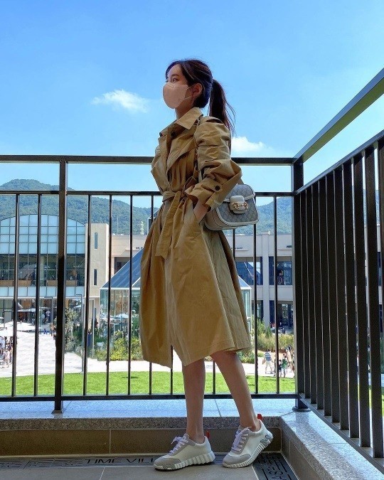 Jin Se-yeon posted a photo on Instagram on Friday with the caption: Autumnautumn.In the photo, Jin Se-yeon is looking at something in a Trench Coat.The netizen who saw this commented on My sister is a full autumn woman, autumn is also Trench Coat and My sister is like a real autumn goddess.On the other hand, Jin Se-yeon appeared on KBS 2TV Bone Again which lasted in June last year and met with Jang Yong and Lee Soo Hyuk.