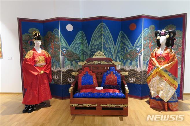 [서울=뉴시스] 13일 벨기에 한국문화원에서 개막한 '한국의 궁궐 특별전'에 전시된 한지 인형 작품 (사진=벨기에 한국문화원 제공) 2021.09.14. photo@newsis.com
