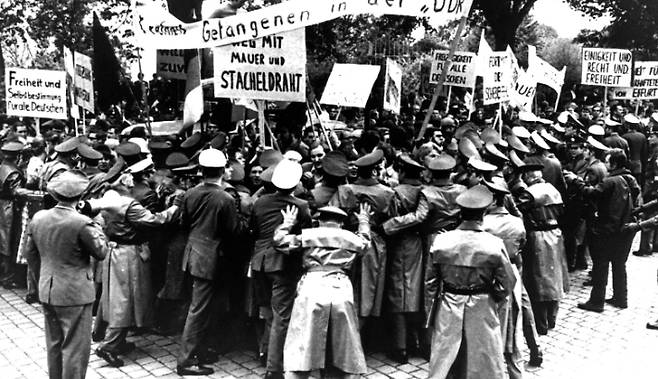 동서독 2차 정상회담 당시 시위대를 막아선 경찰. 연합뉴스