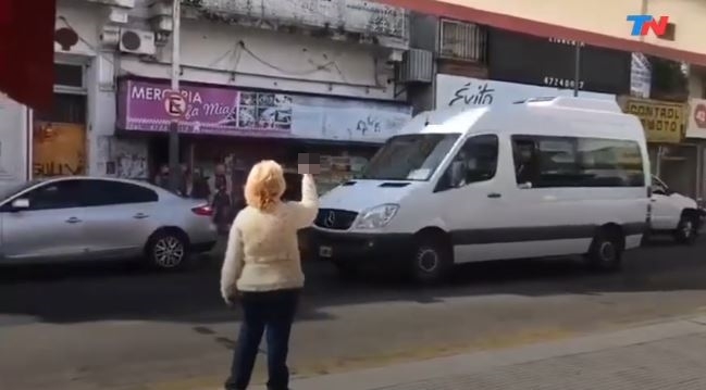 지난달 18일(현지시간) 자신의 가게 앞을 지나가는 알베르토 페르난데스 대통령에게 한 할머니가 손가락 욕을 하고 있다. 아르헨티나 언론 TN 캡처