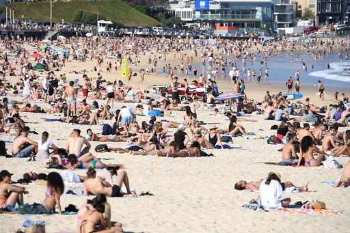지난 11일(현지시간) 호주 시드니의 본다이해변에 사람들이 몰려 있다. 시드니=EPA연합뉴스