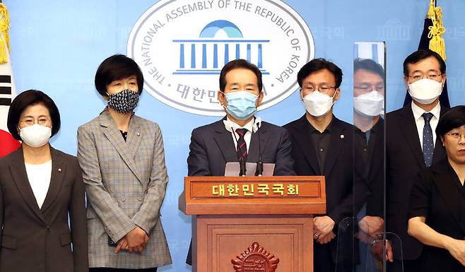 더불어민주당 대권 주자인 정세균 전 국무총리가 지난 13일 서울 여의도 국회 소통관에서 경선후보 사퇴를 선언하는 기자회견을 하고 있다. 공동취재사진