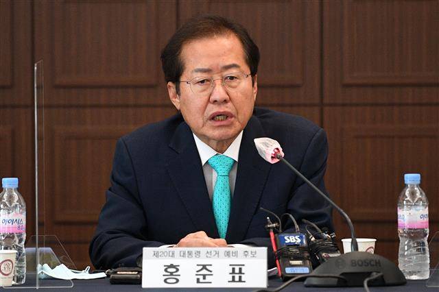 토론회 참석해 답변하는 홍준표 - 국민의힘 대선 주자인 홍준표 의원이 14일 오후 서울 중구 한국프레스센터에서 열린 한국기자협회 주최 홍준표 의원 초청 왁자지껄 토론회에 참석해 질의 답변을 하고 있다. 2021.9.14 국회사진취재단