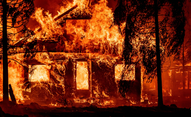 지난 7월 24일(현지 시간) 미국 캘리포니아주에서 발생한 산불로 집이 불타고 있는 모습./AFP연합뉴스