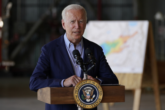 조 바이든 대통령이 13일(현지시간) 캘리포니아 지역에서 발생한 산불에 대해 말하고 있다./AP연합뉴스