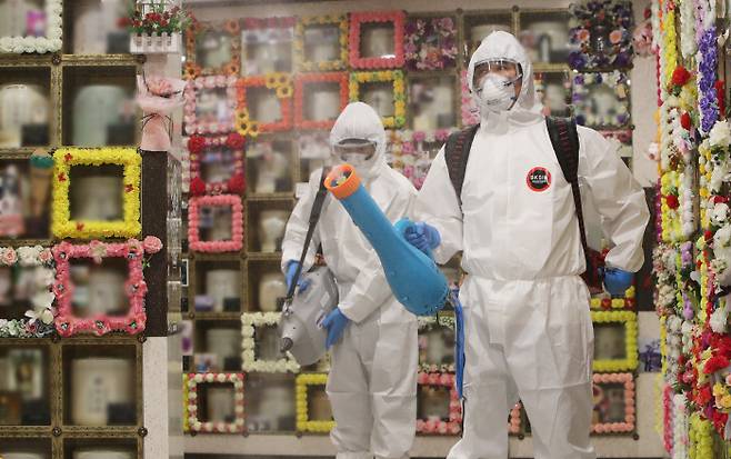 추석을 일주일 앞둔 14일 경기도 수원시 영통구 수원시연화장 추모의집에서 직원들이 코로나19 확산 방지를 위해 방역을 하고 있다. 연합뉴스