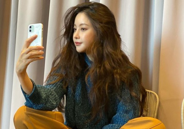 Actor Oh Yeon-seo caught the eye by revealing the charm of the autumn atmosphere Goddess.Oh Yeon-seo posted a picture with his emoticon on his 14th Instagram without any comment and reported the recent situation.The photo shows Oh Yeon-seo posing in a sweater with a feeling of autumn in a rich curled wave hairstyle.Oh Yeon-seos appearance, which reveals the charm of pure beauty and autumn atmosphere Goddess together, is admirable.Fans responded that they were autumn color, Oblivious is so beautiful and cute sister.On the other hand, Oh Yeon-seo recently met with fans in the web drama The Crazy X of this area as Min Kyung.