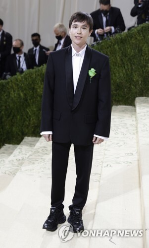 Sam Elliott Page attended the 2021 Met Gala Rizzatto event at the Metropolitan Museum of Art in New York, USA, on Thursday.Sam Elliott Page appeared in a black suit without a tie and shone a red carpet. He showed off his overfit suit and greeted the camera with a bright smile.Sam Elliott Page, born in Canada in 1987 and 34 years old, made his debut as an actor in 1997 and made his way to Hollywood as Kitty Pride in 2006 as X-Men: The Last War.In 2014, he revealed that he was a lesbian, and he came out last December as a trans man and renamed his name Sam Elliott Page in Ellen Page.He also revealed that he had received a chestectomy, and he showed a lot of interest because he showed his enjoyment of summer wearing only trunk swimwear.Meanwhile, he married choreographer Emma Portner after legalizing same-sex marriage, and he announced his divorce in January. Recently, he almost finished filming the Netflix original series Umbrella Academy Season 3, and released a sound recording with actor Mark Rendal.Photo: AFP/Union News, EPA/Union News