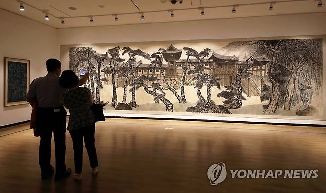 '오채찬란 모노크롬' 2021전남국제수묵비엔날레 개막 (목포=연합뉴스) 조남수 기자 = 1일 전남 목포문화예술회관에서 개막한 2021전남국제수묵비엔날레에서 관람객들이 전시 작품을 감상하고 있다. '오채찬란 모노크롬-생동하는 수묵의 새로운 출발'이라는 주제의 2021전남국제수묵비엔날레는 10월 31일까지 열린다. 2021.9.1 iso64@yna.co.kr