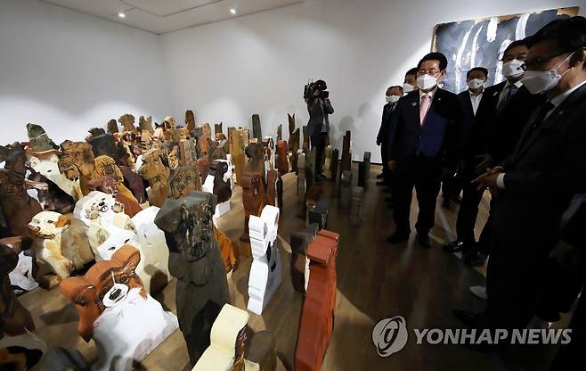 전시 작품 관람하는 내빈, 전남국제수묵비엔날레 (목포=연합뉴스) 조남수 기자 = 1일 전남 목포문화예술회관에서 개막한 2021전남국제수묵비엔날레에서 김영록 전남도시사 등 내빈들이 전시 작품을 둘러보고 있다. '오채찬란 모노크롬-생동하는 수묵의 새로운 출발'이라는 주제의 2021전남국제수묵비엔날레는 10월 31일까지 열린다. 2021.9.1 iso64@yna.co.kr