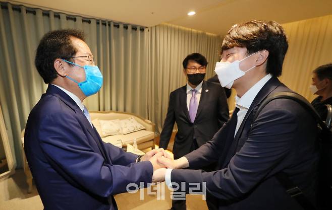 지난 6월 29일 서울 여의도 글래드 호텔에서 열린 ‘인뎁스조사 결과 국민보고대회’에 참석한 홍준표(왼쪽) 국민의힘 대선 경선 후보와 이준석 국민의힘 대표(사진=노진환 기자)