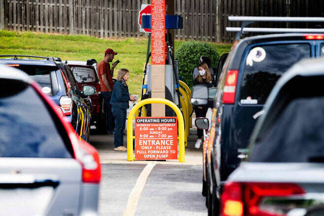 미국 메릴랜드주 주도 아나폴리스의 한 주유소에서 주유 대기 차량이 줄지어 서 있다. (사진=AFP/연합뉴스 제공)