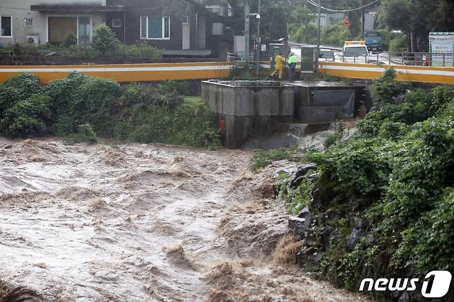 제14호 태풍 '찬투(CHANTHU)'가 북상 중인 14일 평소 물이 흐르지 않는 건천인 '한천'에서 흙탕물이 거세게 흐르고 있다. 2021.9.14/뉴스1 © News1 고동명 기자
