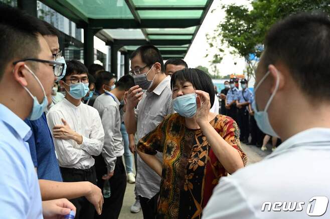 헝다그룹 홍콩 본사 앞에 모인 선분양자들 © AFP=뉴스1