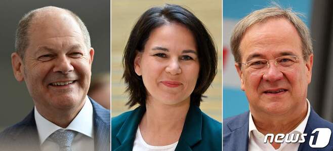 왼쪽부터 올라프 숄츠 사회민주당 대표, 아날레나 베어보크 녹색당 대표, 아르민 라셰트 기독민주·기독사회연합 대표 © AFP=뉴스1