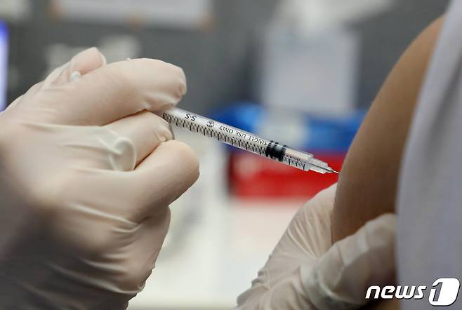 15일 서울 은평구 코로나19 예방접종센터에서 시민들이 백신접종을 받고 있다. © News1 이광호 기자