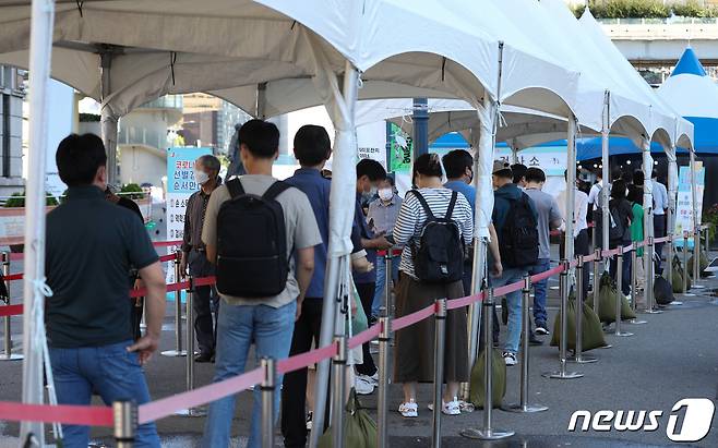 15일 오전 서울역 선별진료소에서 시민들이 신종 코로나바이러스 감염증(코로나19) 검체 검사를 받기 위해 줄을 서 있다. 2021.9.15/뉴스1 © News1 신웅수 기자