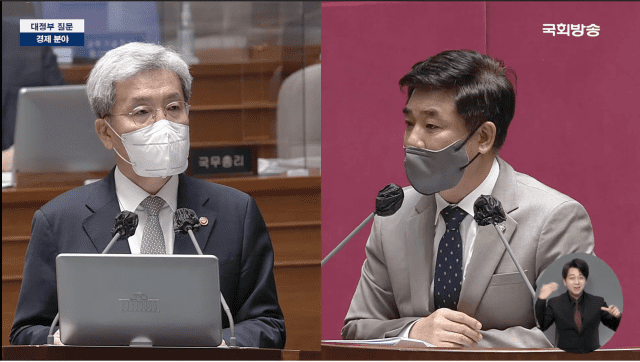 김병욱 더불어민주당 의원(왼쪽)이 15일 대정부질문에서 고승범 금융위원장에게 가상자산 업권법 제정에 대한 생각을 묻고 있는 모습.