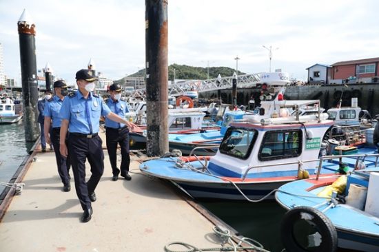 이명준 서해지방해양경찰청장이 15일 태풍 '찬투'를 피해 목포 북항에 정박해 있는 선박들의 안전관리 실태를 점검하고 있다. ⓒ 아시아경제