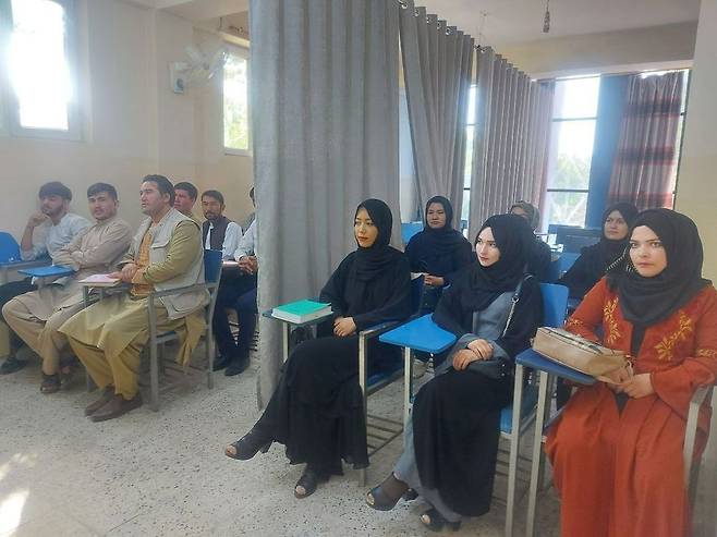 남녀 학생 사이에 커튼을 쳐 서로 볼 수 없도록 만든 아프간 대학 강의실. 현지인이 트위터에 올린 사진이다.