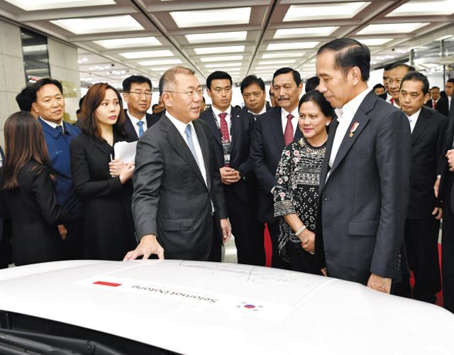 2019년 11월 조코 위도도(오른쪽) 인도네시아 대통령이 현대차 울산공장에서 정의선(왼쪽) 현대차 수석부회장과 대화하고 있다./현대자동차 제공