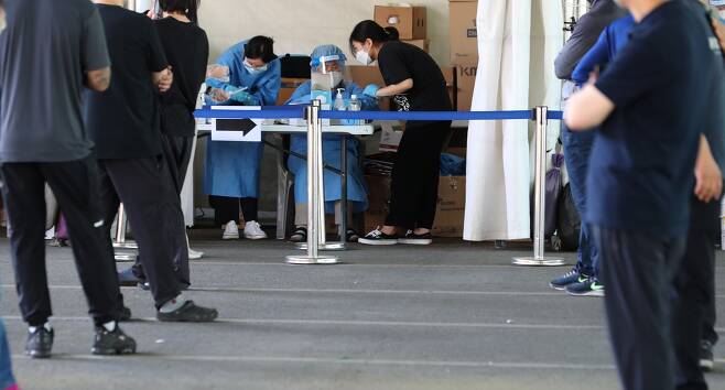 서울 송파구 가락시장에 재설치된 선별검사소에서 의료진이 검사를 준비하고 있다. /연합뉴스
