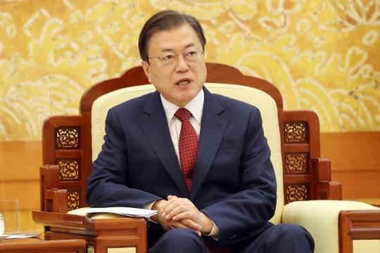 15일 문재인 대통령이 청와대 본관 접견실에서 왕이 중국 국무위원 겸 외교부장을 접견하며 인사말을 하고 있다. 연합뉴스.