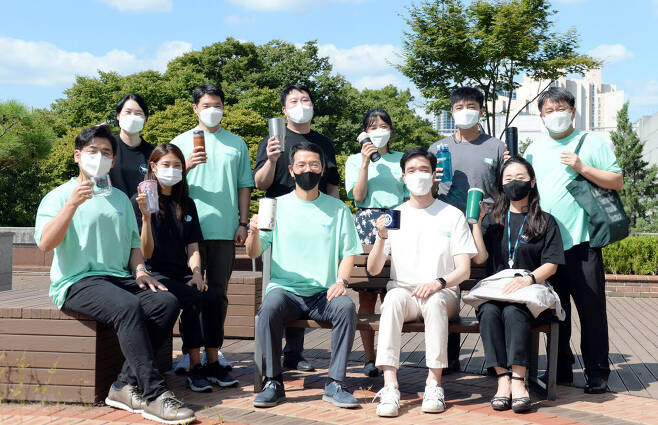 한국국방연구원(원장 김윤태)은 환경부 주관 친환경 캠페인고고챌린지에 동참했다. 행사에 참여한 직원들이 친환경 원단 티셔츠를 입고 플라스틱 사용 줄이기를 다짐했다.